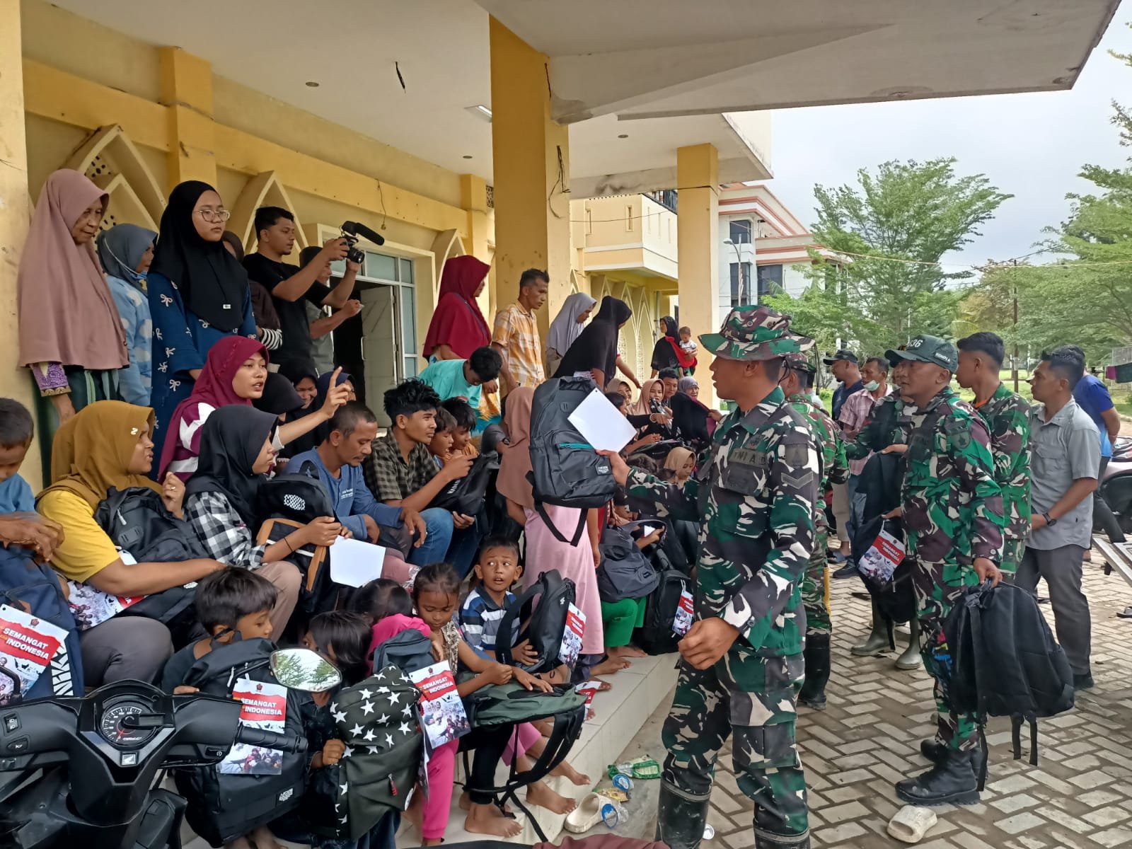 Hadirkan Senyum Anak-Anak Aceh, TNI Salurkan Ribuan Paket Alat Sekolah