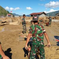 TNI Bersama Warga Gotong Royong Pulihkan Polindes Pascabencana di Aceh Tengah