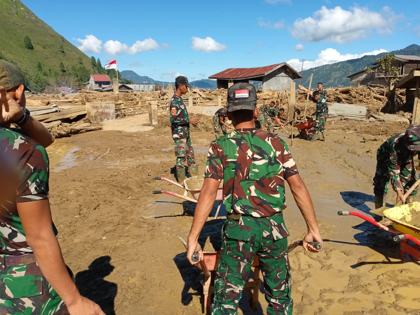 TNI Bersama Warga Gotong Royong Pulihkan Polindes Pascabencana di Aceh Tengah