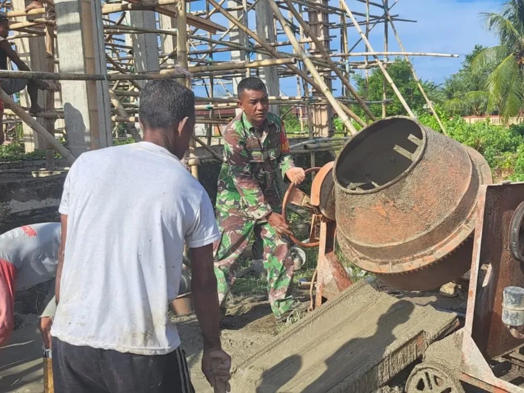 Hadir di Tengah Masyarakat, Babinsa Kodim 1505/Tidore Gotong Royong Bantu Pengecoran Masjid Hadir di Tengah Masyarakat, Babinsa Kodim 1505/Tidore Gotong Royong Bantu Pengecoran Masjid