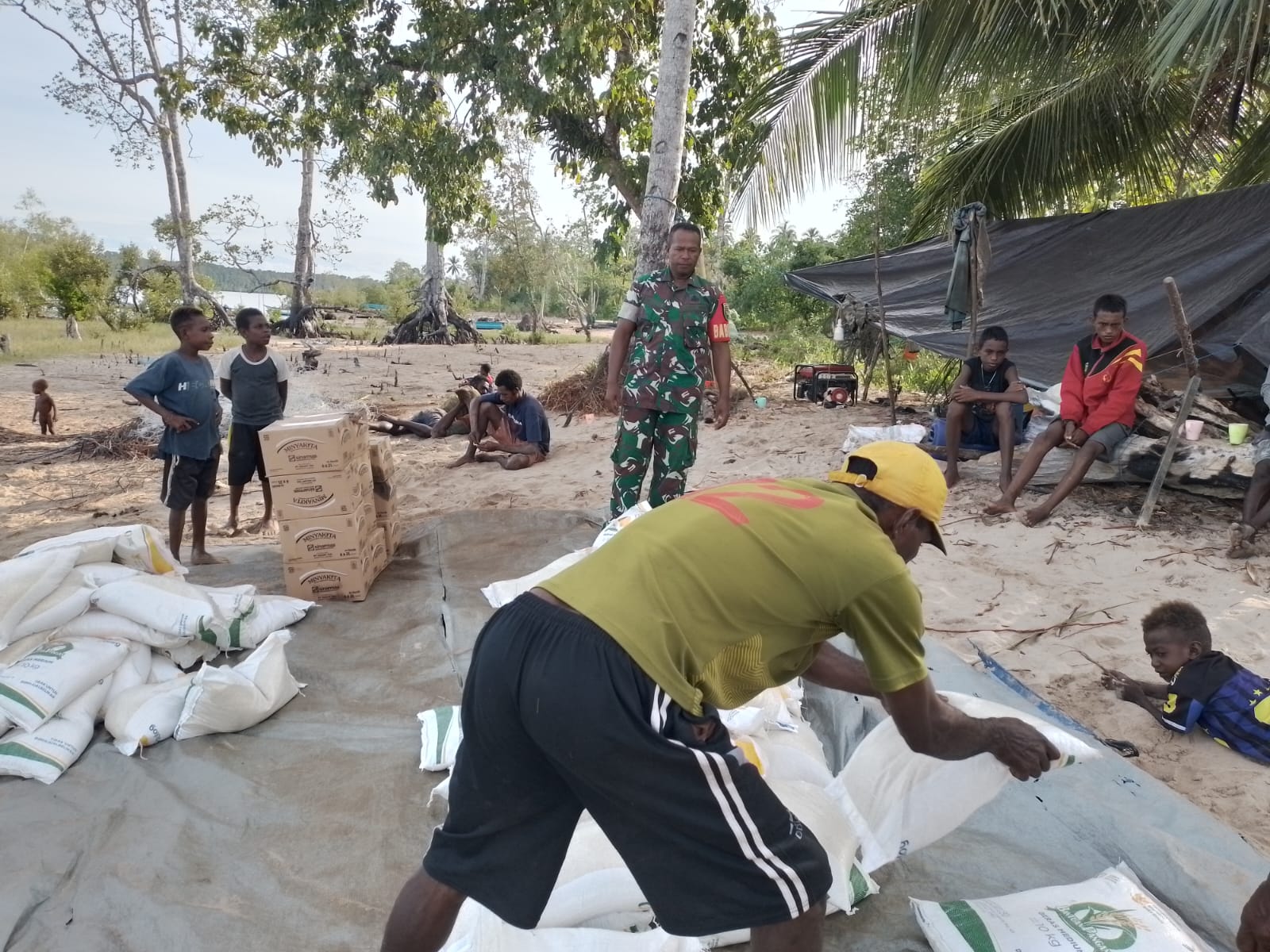 Agar Berjalan Dengan Lancar dan Tepat Sasaran, Babinsa Koramil Kokonao Dampingi Petugas Bulog Salurkan Bantuan Raskin Agar Berjalan Dengan Lancar dan Tepat Sasaran, Babinsa Koramil Kokonao Dampingi Petugas Bulog Salurkan Bantuan Raskin