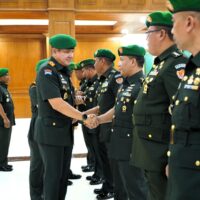 Perkuat Regenerasi Kepemimpinan Gubernur Akmil Pimpin Sertijab dan Tradisi Warga