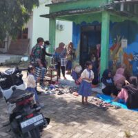 Babinsa Ngraho Bojonegoro Ikut Kawal Pendistribusian Makanan Bergizi, Ribuan Siswa Nikmati Program MBG