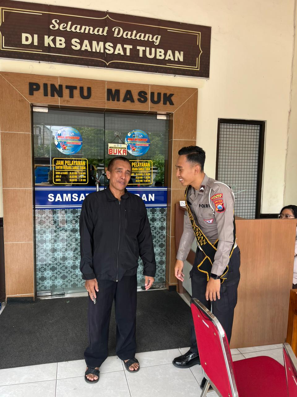 Obrolan Santai Polisi dan Warga, Pelayanan Publik yang Menghangatkan