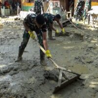 Aksi Taruna Akademi TNI Bersihkan Sekolah Pascabanjir di Aceh Tamiang