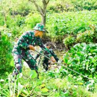 Mitigasi Bencana, Babinsa Kodim Bojonegoro bersama Warga Sukorejo Karya Bakti Pembersihan Sungai