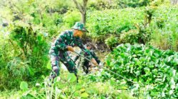 Mitigasi Bencana, Babinsa Kodim Bojonegoro bersama Warga Sukorejo Karya Bakti Pembersihan Sungai