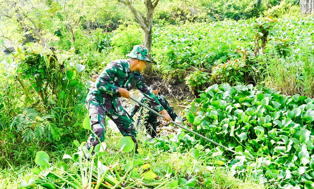 Mitigasi Bencana, Babinsa Kodim Bojonegoro bersama Warga Sukorejo Karya Bakti Pembersihan Sungai