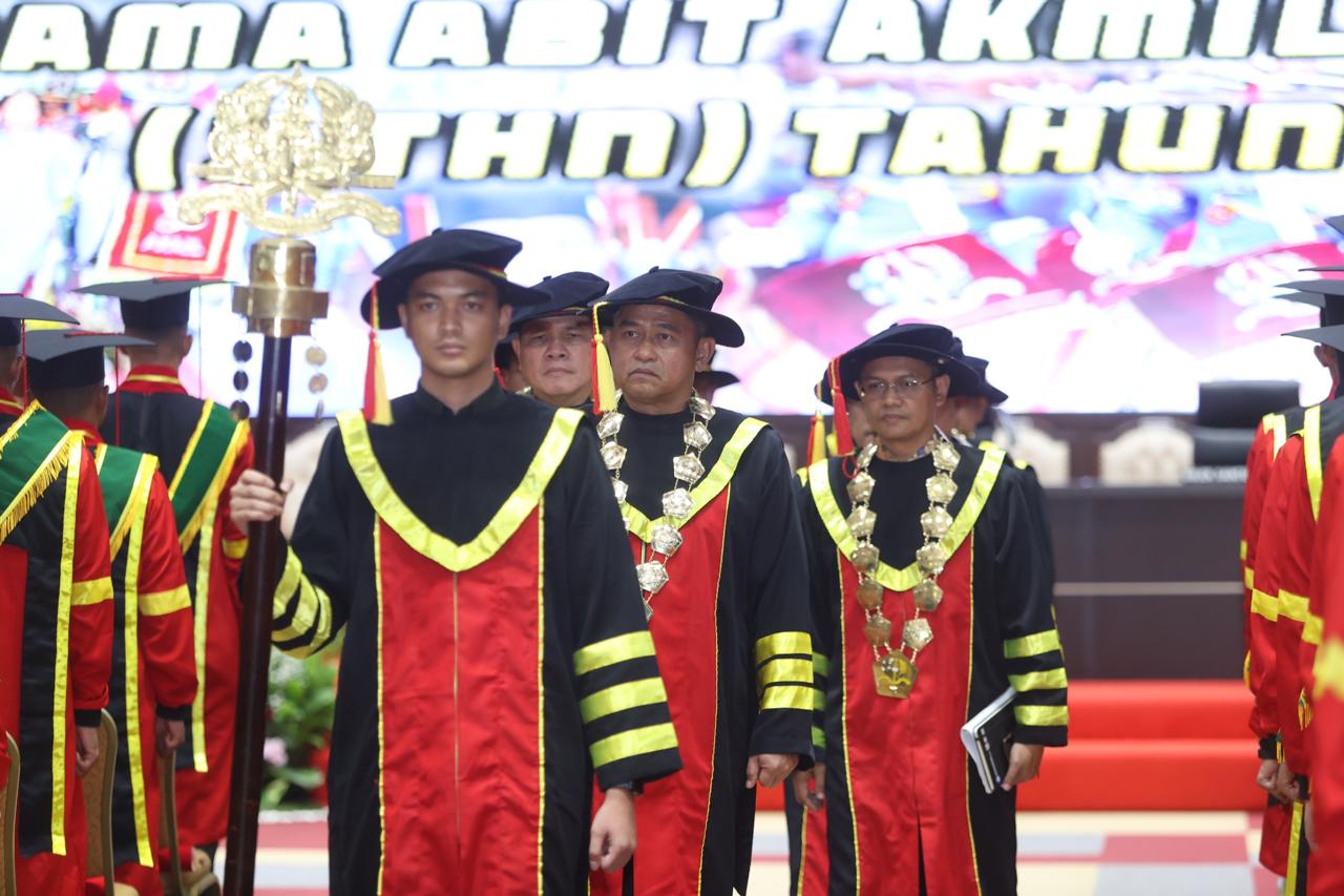 Gubernur Akmil Hadiri Wisuda Sarjana Terapan 380 Pama Abituren Akmil TA 2025