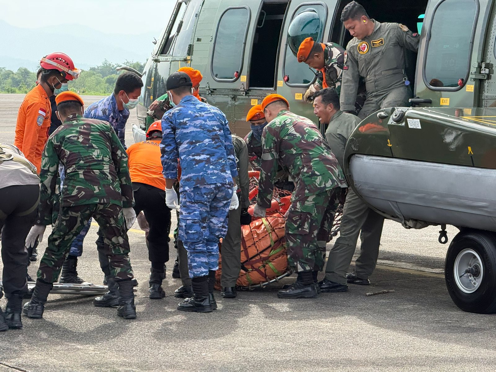 Prajurit TNI Menembus Medan dan Cuaca Ekstrem, Berhasil Temukan Seluruh Korban Pesawat ATR 42-500 Prajurit TNI Menembus Medan dan Cuaca Ekstrem, Berhasil Temukan Seluruh Korban Pesawat ATR 42-500