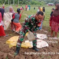 Gotong Royong Babinsa dan Warga, Lapangan Sepak Bola Desa Toseho Kembali Bersih