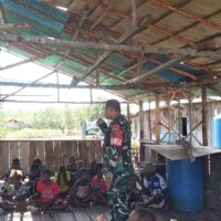 Peduli Dengan Generasi Penerus, Babinsa Koramil Mapurujaya Motivasi Anak-Anak Dalam Meraih Cita-Cita