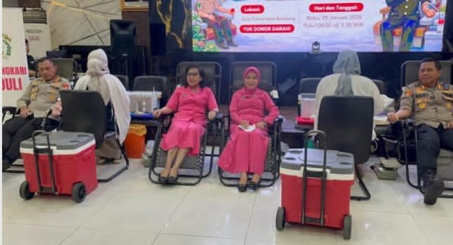 Laksanakan Giat Donor Darah Rutin , Pejabat Polrestabes Bandung bersama para pengurus Bhayangkari dan Jajaran Tahun 2026 Yang Berlangsung Di Mapolrestabes Bandung