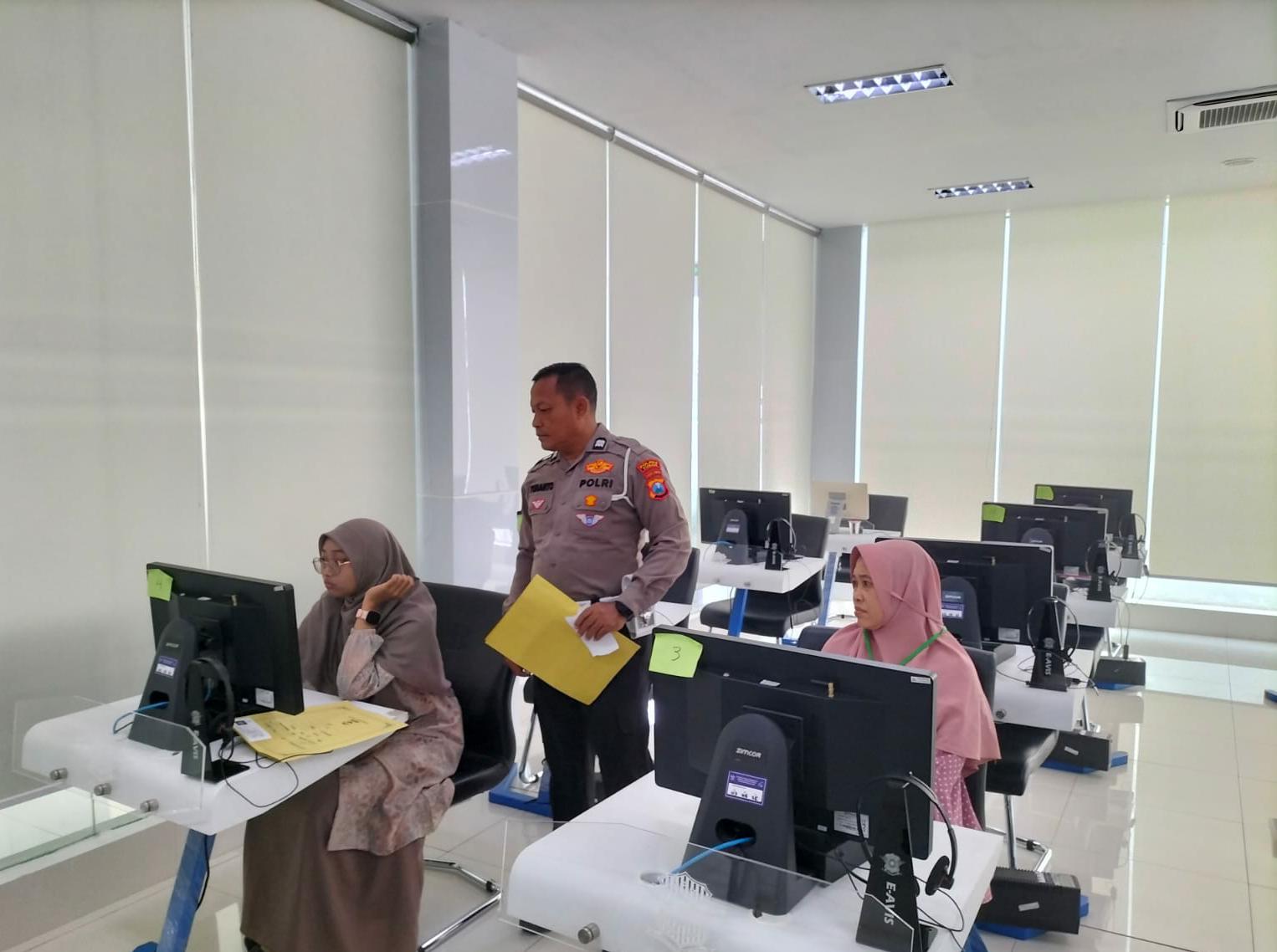 Saat Polisi Duduk Sejajar dengan Rakyat Lewat Program Polantas Menyapa Saat Polisi Duduk Sejajar dengan Rakyat Lewat Program Polantas Menyapa