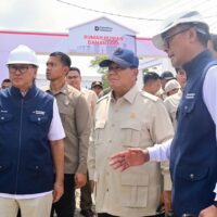 Wakil Panglima TNI Dampingi Presiden RI Tinjau Pembangunan Rumah Hunian Danantara di Aceh Tamiang