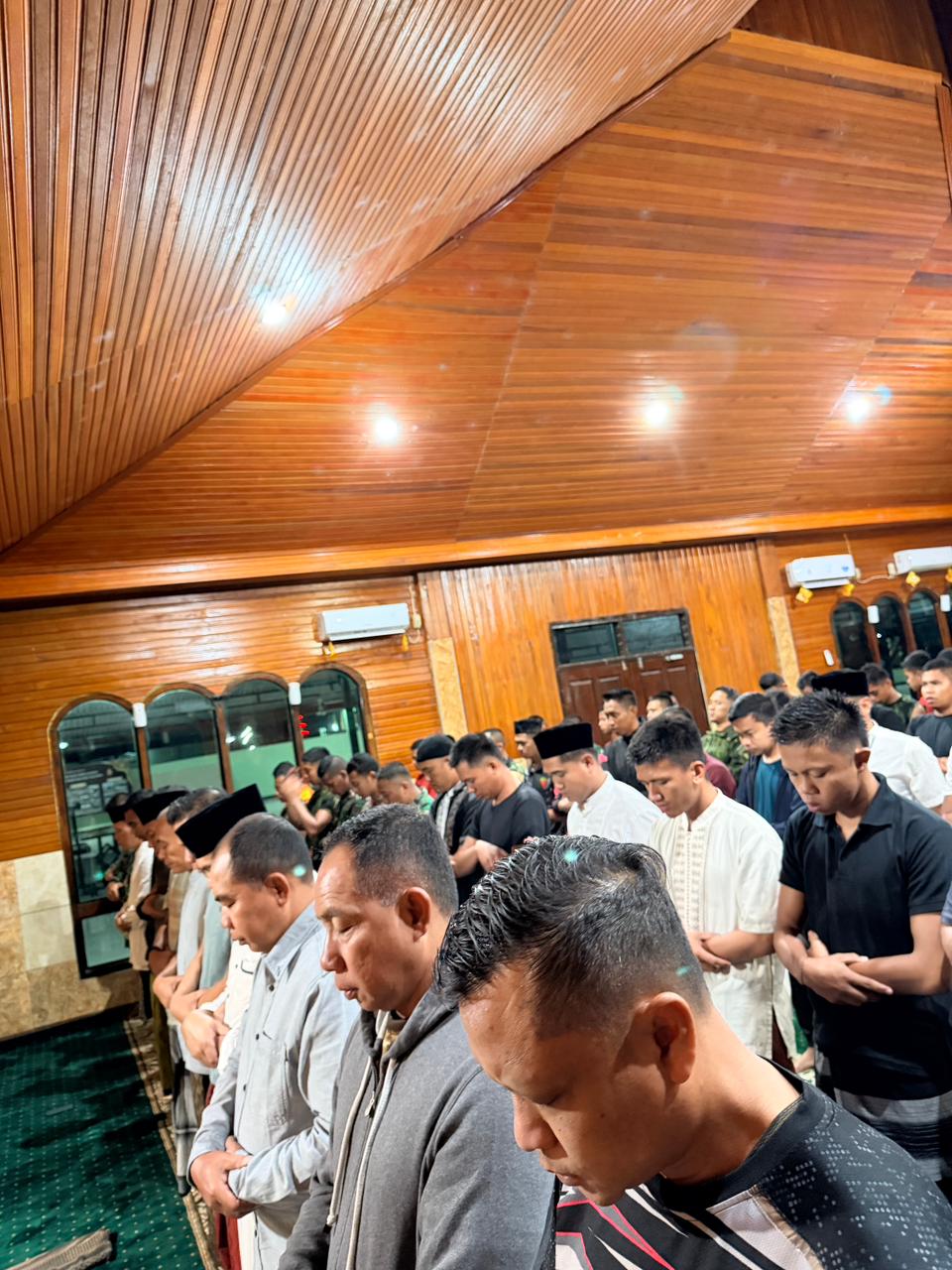 Panglima TNI Sholat Subuh Berjamaah Bersama Prajurit Satgas Pamtas RI-PNG Mobil
