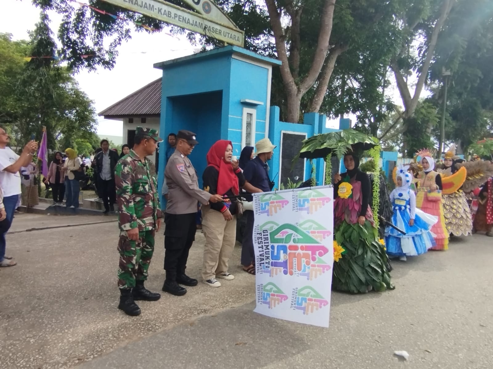 Sinergitas Babinsa Dan Bhabinkamtibmas Desa Girimukti Lepas Karnaval Budaya