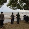 Jaga Anak Yaaa Pak/Bu…., Pesan Babinsa Tanjung Tengah Saat Patroli Pantai Corong Jaga Anak Yaaa Pak/Bu…., Pesan Babinsa Tanjung Tengah Saat Patroli Pantai Corong
