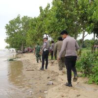 Jaga Anak Yaaa Pak/Bu…., Pesan Babinsa 	Tanjung Tengah Saat Patroli Pantai Corong