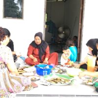 Babinsa Tanjung Tengah Komsos Sambil Menikmati Makan Siang Bersama Warga Binaanya