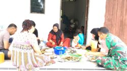 Babinsa Tanjung Tengah Komsos Sambil Menikmati Makan Siang Bersama Warga Binaanya