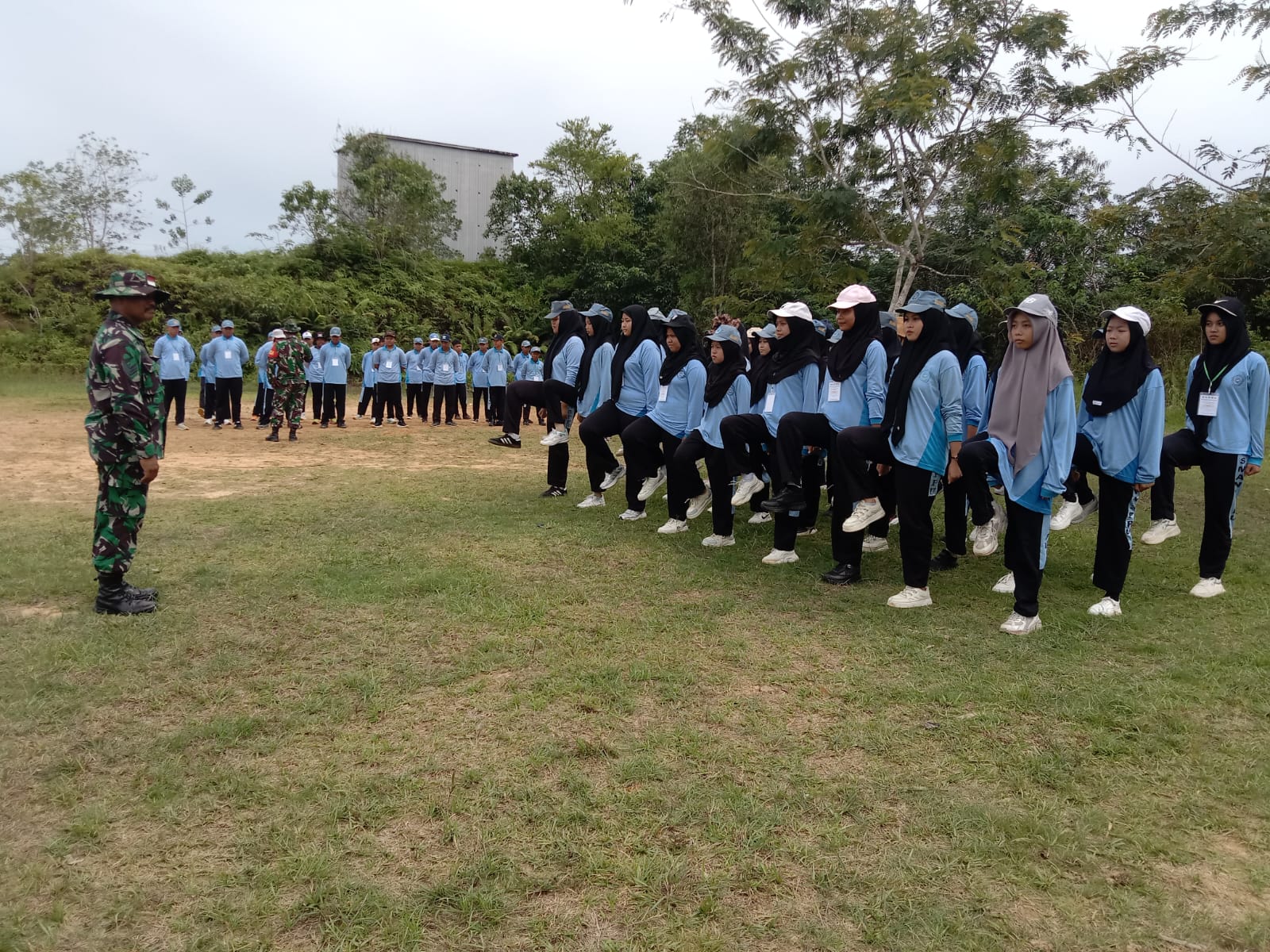 Bentuk Karakter Serta Disiplin Siswa, Babinsa Koramil 04/Sepaku Berikan Wasbang Dan Lat PBB