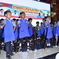 Momen Haru, Dankodaeral X Makan Satu Piring Berdua Dengan Siswa TK Hangtuah Jayapura