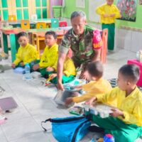 Pastikan Berjalan Lancar, Babinsa Nenang Monitoring Pendistribusian MBG