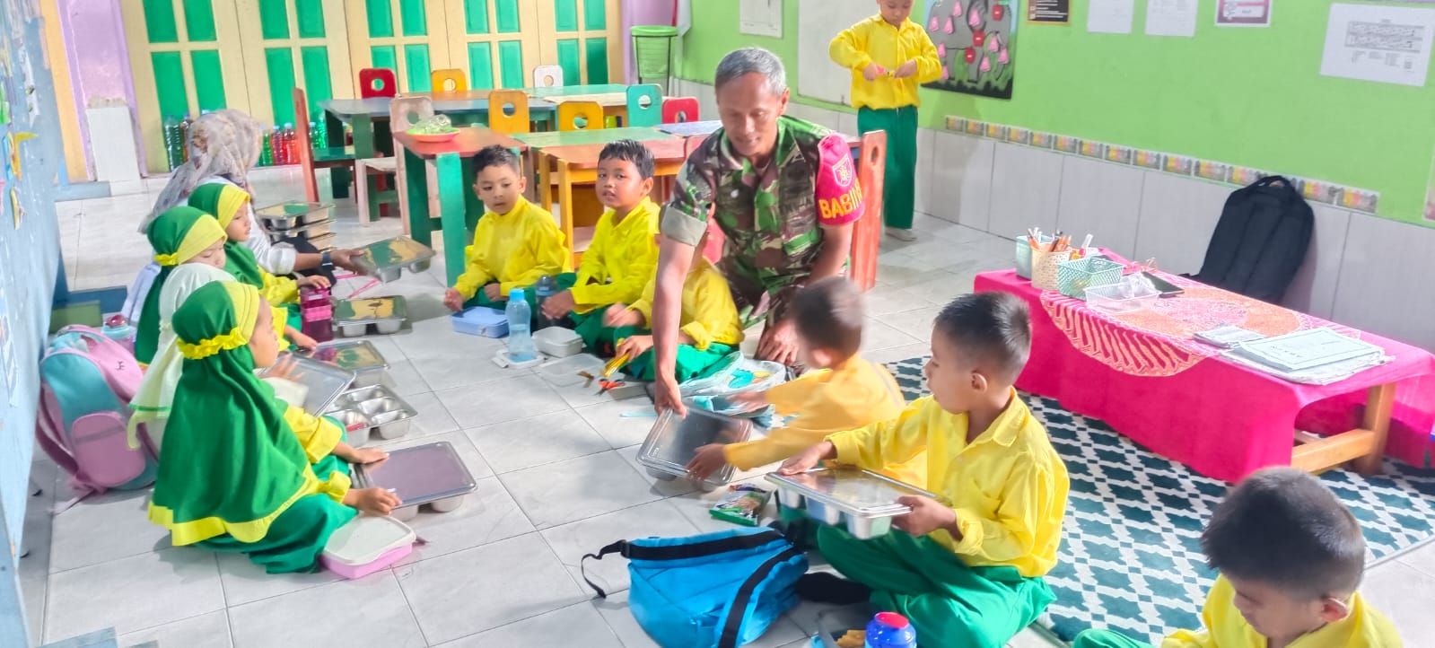 Pastikan Berjalan Lancar, Babinsa Nenang Monitoring Pendistribusian MBG