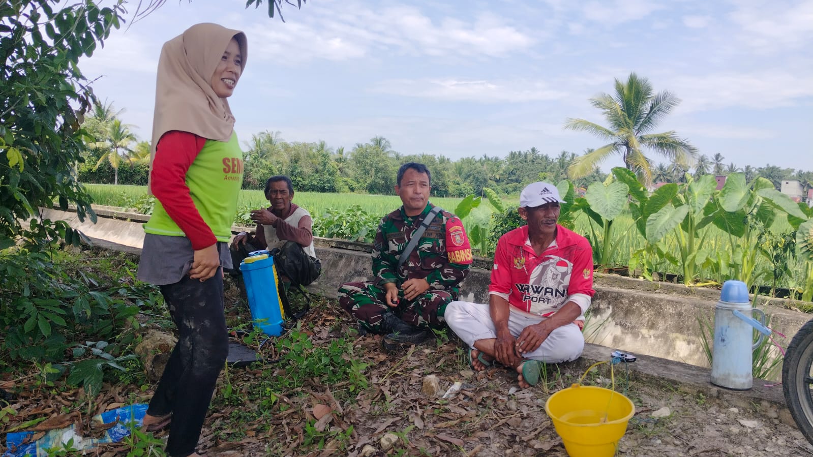 TNI Makin Dekat Dengan Rakyat, Babinsa Koramil Penajam Gelar Komsos di Pinggir Sawah