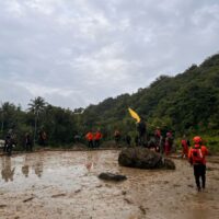 Tergabung dalam Tim SAR Gabungan, Prajurit Lanud Sultan Hasanuddin Tembus Medan Curam Evakuasi Korban ATR 42-500