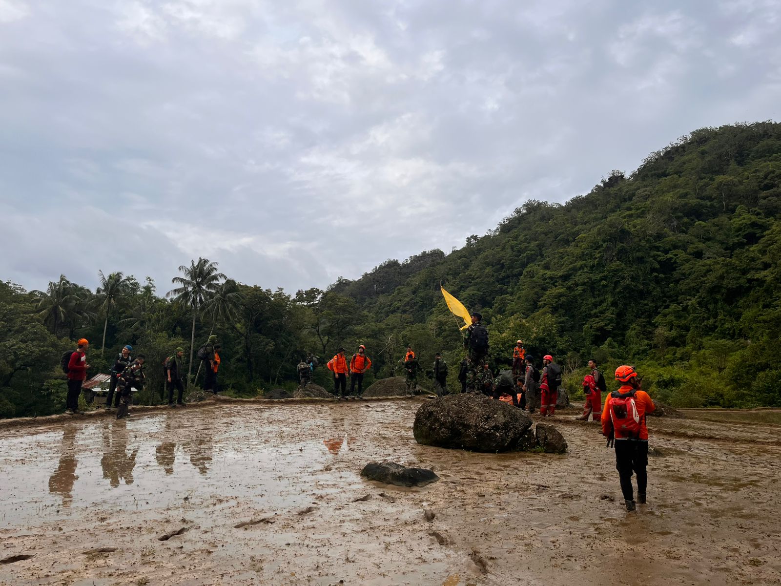Tergabung dalam Tim SAR Gabungan, Prajurit Lanud Sultan Hasanuddin Tembus Medan Curam Evakuasi Korban ATR 42-500 Tergabung dalam Tim SAR Gabungan, Prajurit Lanud Sultan Hasanuddin Tembus Medan Curam Evakuasi Korban ATR 42-500