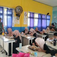 Wujudkan Sinegitas TNI Masyarakat, Babinsa Laloloang Dampingi Pendistribusian MBG Wujudkan Sinegitas TNI Masyarakat, Babinsa Laloloang Dampingi Pendistribusian MBG