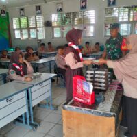 Wujudkan Sinegitas TNI Masyarakat, Babinsa Laloloang Dampingi Pendistribusian MBG