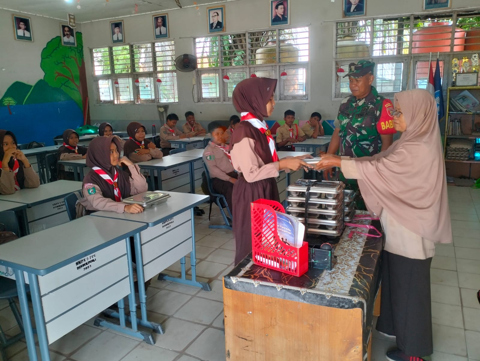 Wujudkan Sinegitas TNI Masyarakat, Babinsa Laloloang Dampingi Pendistribusian MBG Wujudkan Sinegitas TNI Masyarakat, Babinsa Laloloang Dampingi Pendistribusian MBG