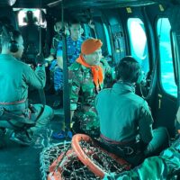 Danlanud Sultan Hasanuddin Pimpin Langsung Evakuasi Body Part Korban Jatuhnya Pesawat ATR 42-500