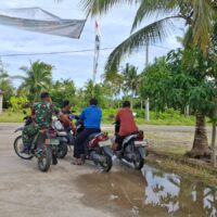 Di Mana Saja Bisa, Babinsa Tanjung Tengah Laksanakan Komunikasi Sosial (Komsos) Dengan Warga Binaannya