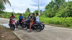 Di Mana Saja Bisa, Babinsa Tanjung Tengah Laksanakan Komunikasi Sosial (Komsos) Dengan Warga Binaannya