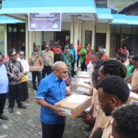 Dandim 1714/PJ Dampingi Gubernur Papua Tengah Bagi Laptop Gratis Se-Pelajar di Kab. Puncak Jaya