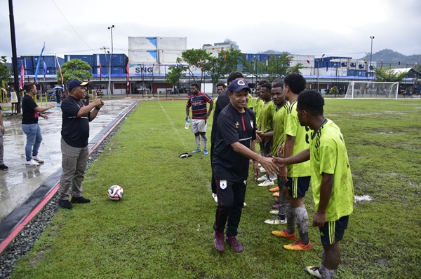 Dankodaeral X Saksikan Lanjutan Turnamen Dankodaeral X Cup 2026 di Jayapura Dankodaeral X Saksikan Lanjutan Turnamen Dankodaeral X Cup 2026 di Jayapura