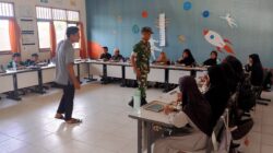 Babinsa Sesumpu Laksanakan Pendampingan Pendistribusian MBG Diwilayah Binaan