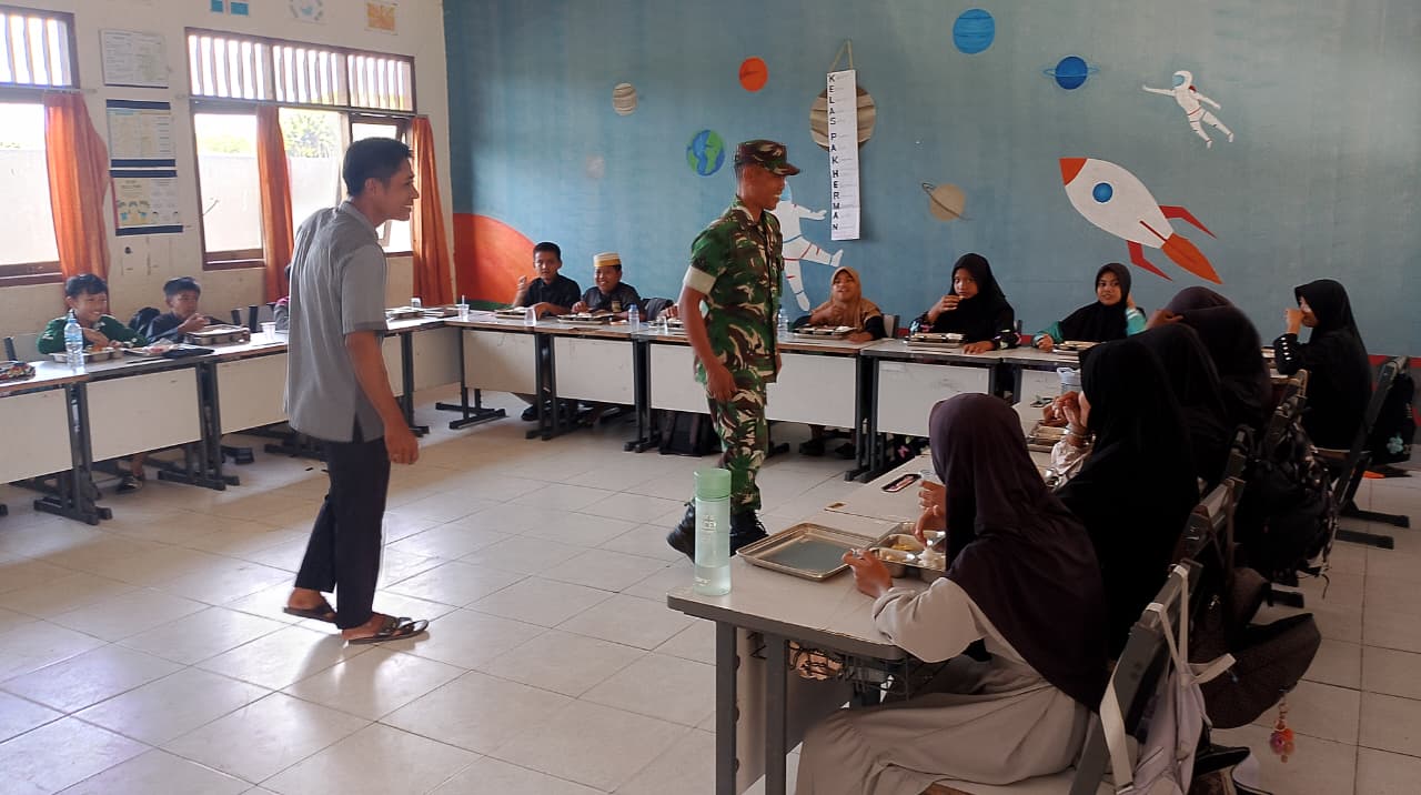 Babinsa Sesumpu Laksanakan Pendampingan Pendistribusian MBG Diwilayah Binaan Babinsa Sesumpu Laksanakan Pendampingan Pendistribusian MBG Diwilayah Binaan