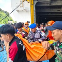 Prajurit Lanal Balikpapan Membantu Evakuasi  Penumpang KMP Dharma Kartika IX