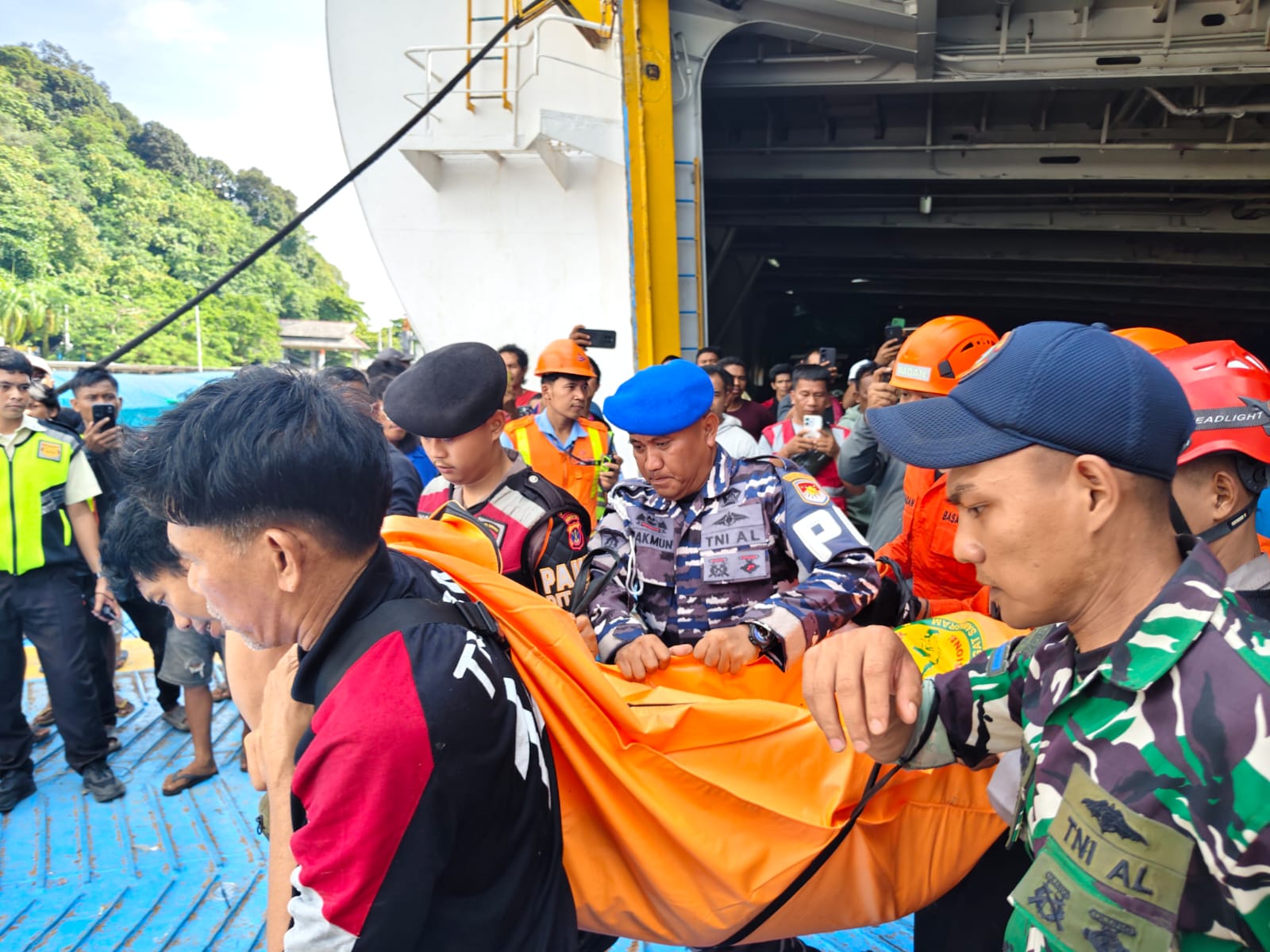 Prajurit Lanal Balikpapan Membantu Evakuasi Penumpang KMP Dharma Kartika IX