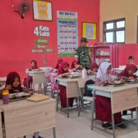 Nyatakan Aman Dan Lancar, Babinsa Tanjung Tengah Laksanakan Pendampingan Pendistribusian MBG Diwilayah Binaan