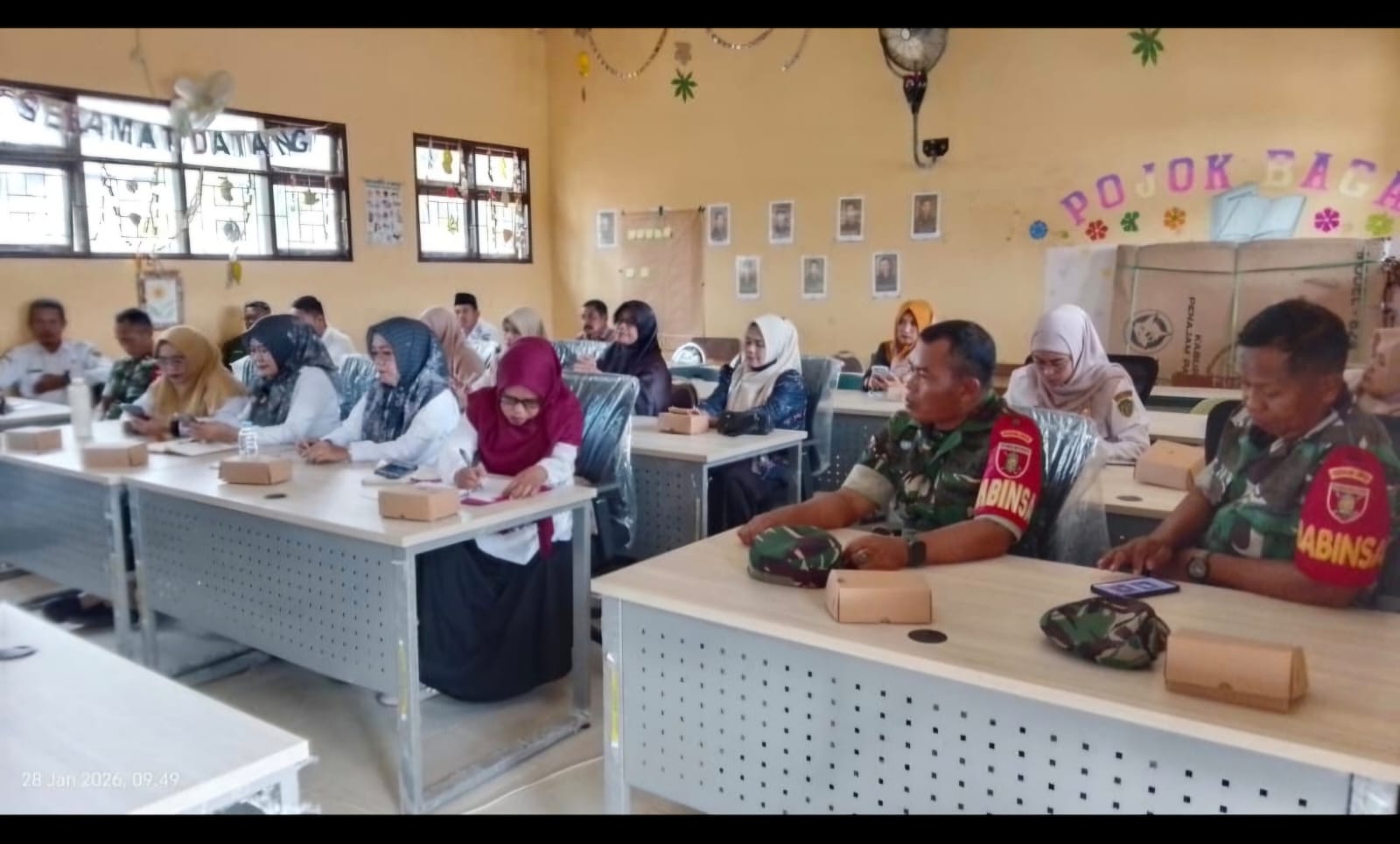 Babinsa Koramil Penajam Wilayah Pesisir Hadiri Rapat Penentuan Domisili Sistem Penerimaan Murid Baru (SPMB)