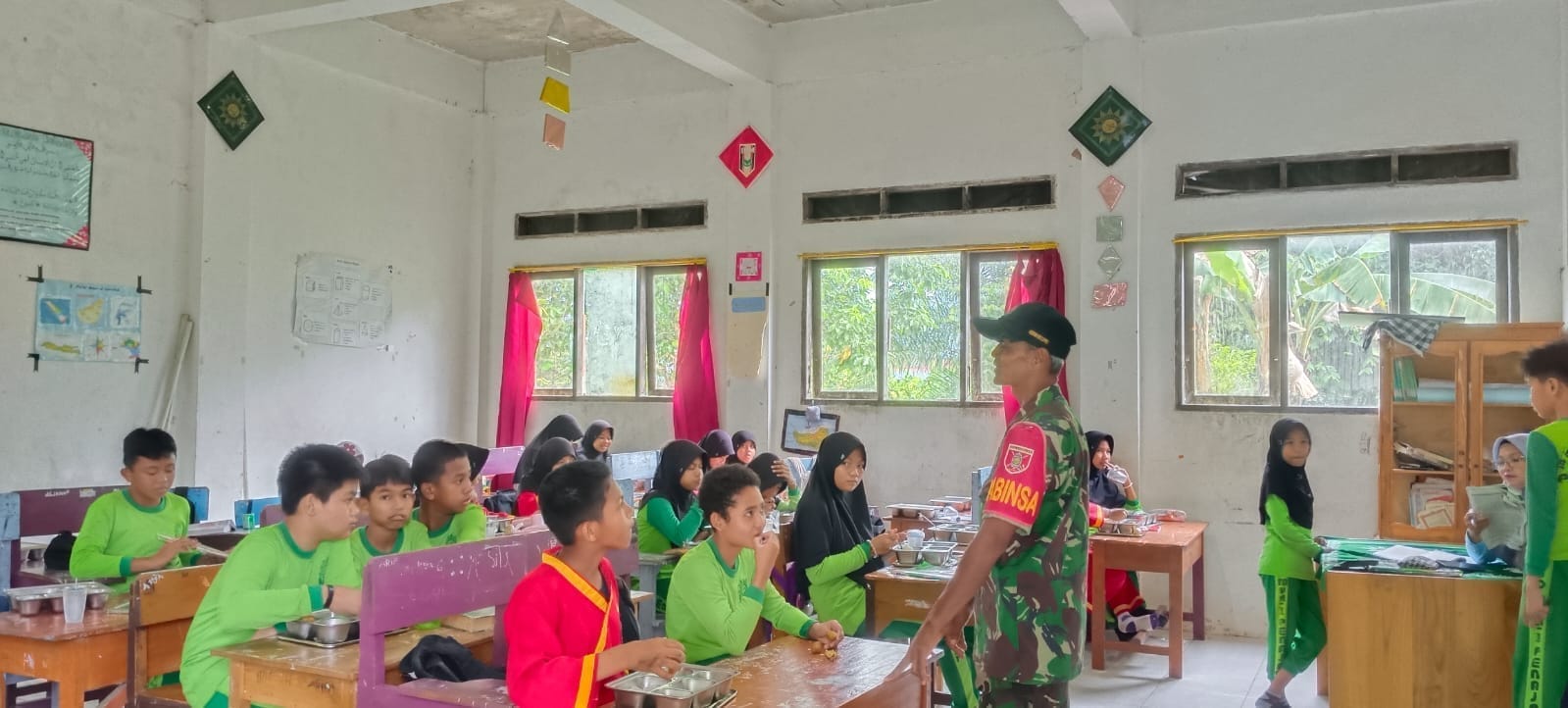 Babinsa Nenang Selalu Aktip Pendampingan Pendistribusian MBG Diwilayahnya