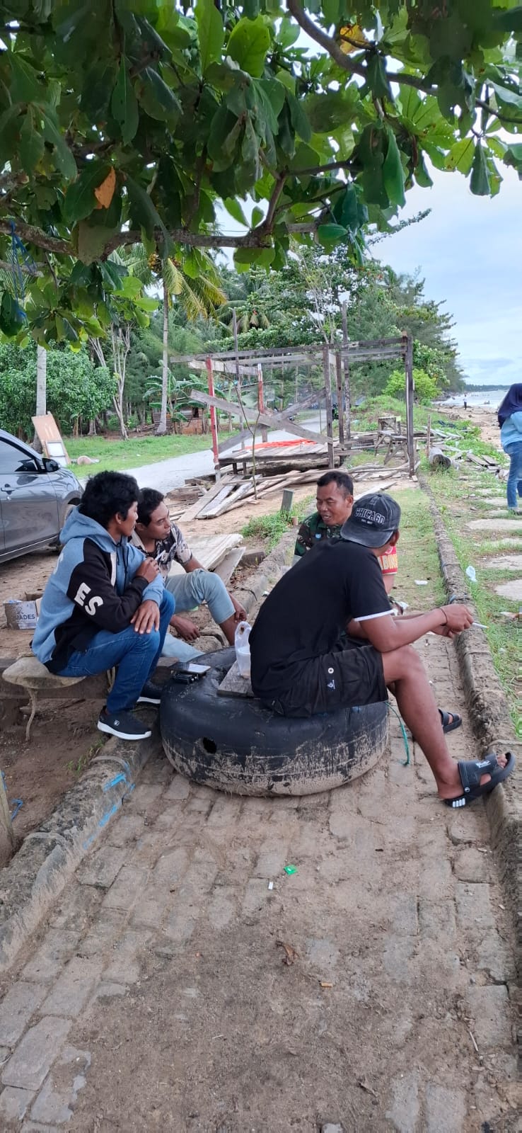 Manfaatkan Waktu Santai, Babinsa Koramil 01/Penajam Komsos Bersama Warga di Pantai Tanjung Jumlai Manfaatkan Waktu Santai, Babinsa Koramil 01/Penajam Komsos Bersama Warga di Pantai Tanjung Jumlai
