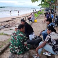 Manfaatkan Waktu Santai, Babinsa Koramil 01/Penajam Komsos Bersama Warga di Pantai Tanjung Jumlai Manfaatkan Waktu Santai, Babinsa Koramil 01/Penajam Komsos Bersama Warga di Pantai Tanjung Jumlai