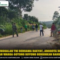 Kemanunggalan TNI Bersama Rakyat, Anggota Koramil Koba Dan Warga Gotong Royong Bersihkan Bahu Jalan